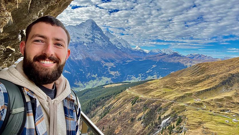 想象一下德鲁·科伊森在瑞士的空闲时间探索格林德沃的山脉.